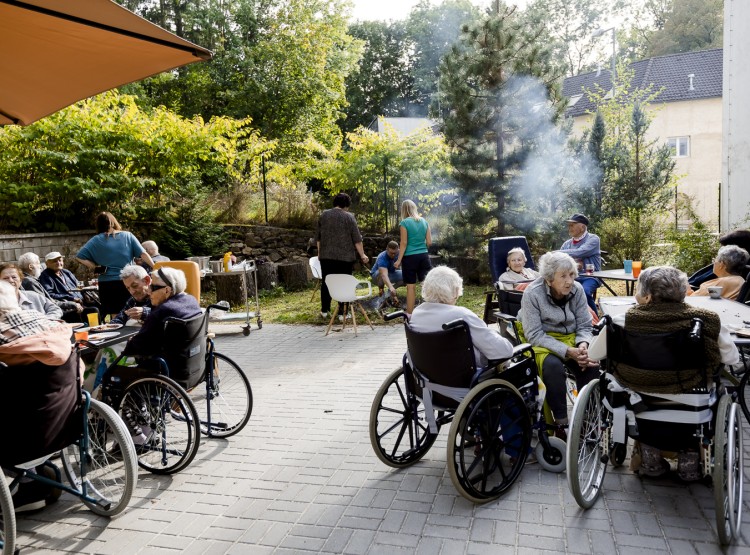 Opékání buřtů v Centru sociálních služeb Emausy