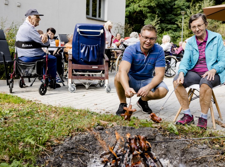 Opékání buřtů v Centru sociálních služeb Emausy