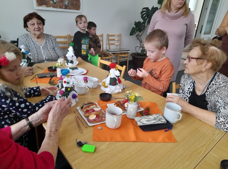 Společné tvoření s dětmi v  DPS Studená