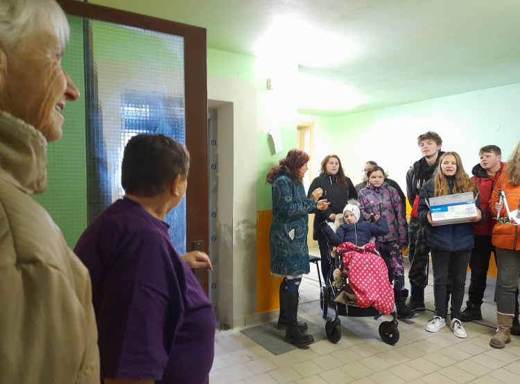 Návštěva dětí ze ZŠ Neulingerova v DPS Dačice