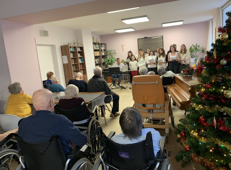 Vánoční vystoupení studentů ČAG v Centru sociálních služeb Emausy