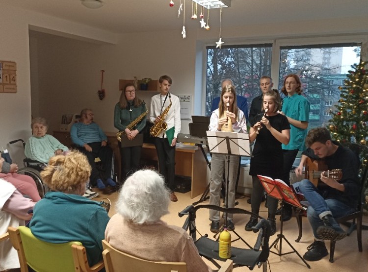 Vystoupení harmonikáře a studentů ZUŠ Ostrava Zábřeh v Centru sociálních služeb Domus