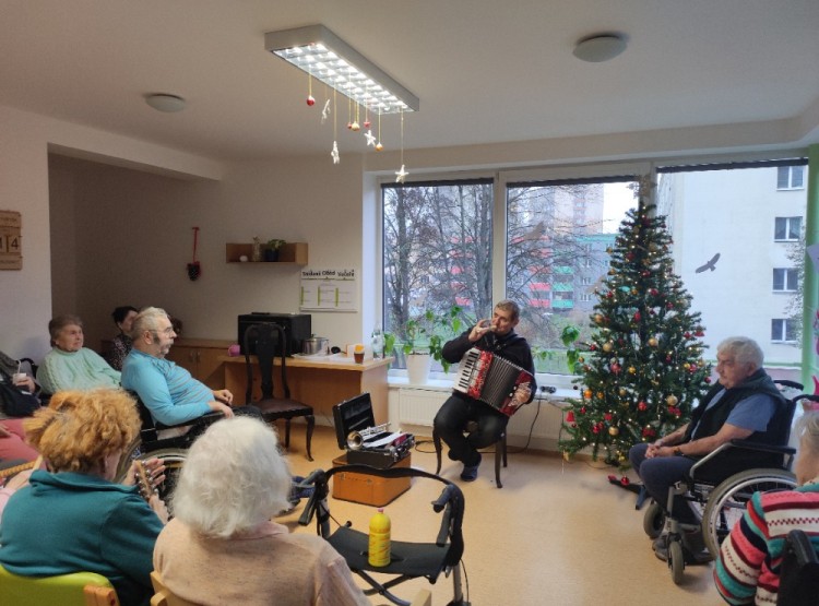 Vystoupení harmonikáře a studentů ZUŠ Ostrava Zábřeh v Centru sociálních služeb Domus