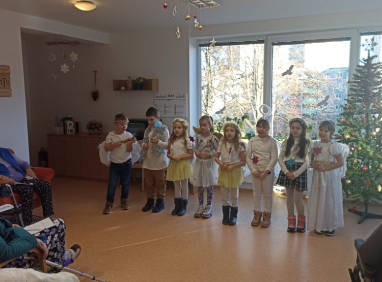 Vánoční pásmo dětí ze ZŠ Fr. Formana v Centru sociálních služeb Domus