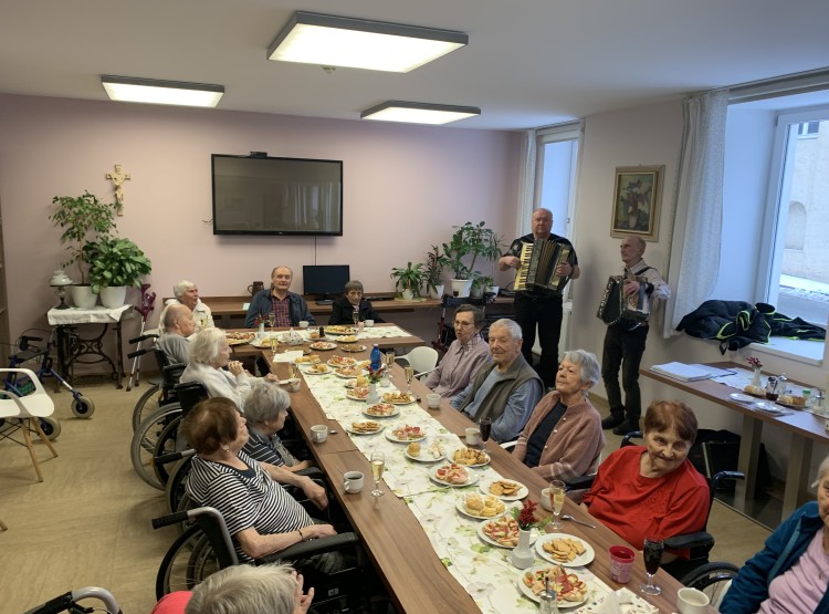 Oslava narozenin tří oslavenců v Centru sociálních služeb Emausy