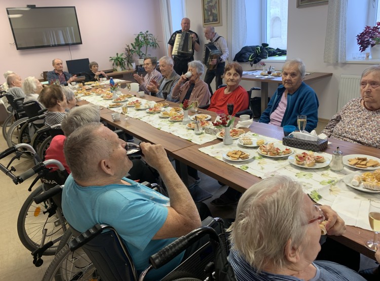 Oslava narozenin tří oslavenců v Centru sociálních služeb Emausy