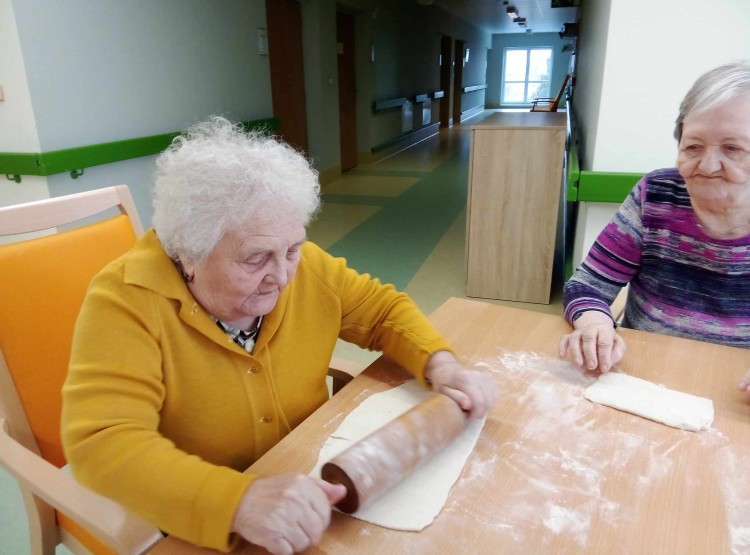 Pečení slaných šneků na DZR v Domově pro seniory Vysoké Mýto