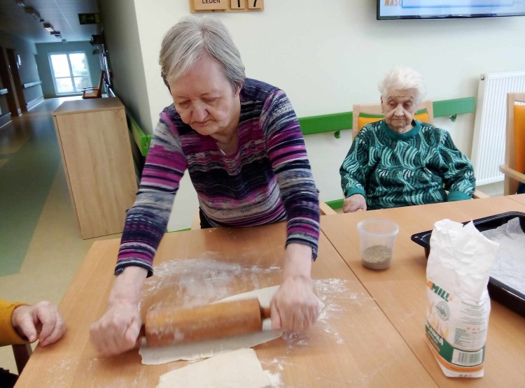 Pečení slaných šneků na DZR v Domově pro seniory Vysoké Mýto