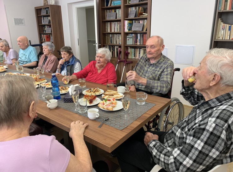 Oslava narozenin pana Kadlečka v Centru sociálních služeb Emausy