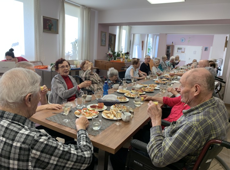 Oslava narozenin pana Kadlečka v Centru sociálních služeb Emausy