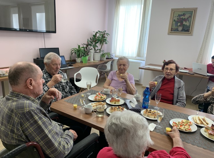 Oslava narozenin pana Kadlečka v Centru sociálních služeb Emausy