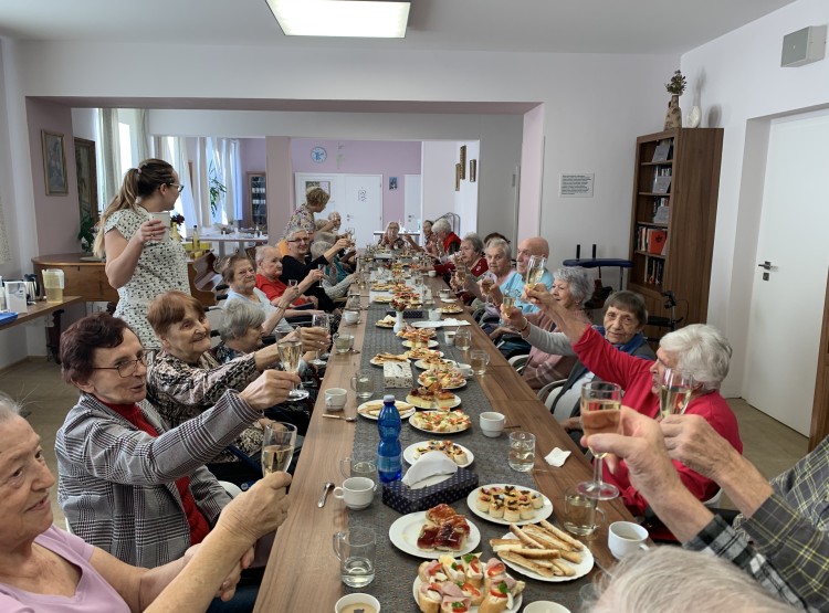 Oslava narozenin pana Kadlečka v Centru sociálních služeb Emausy