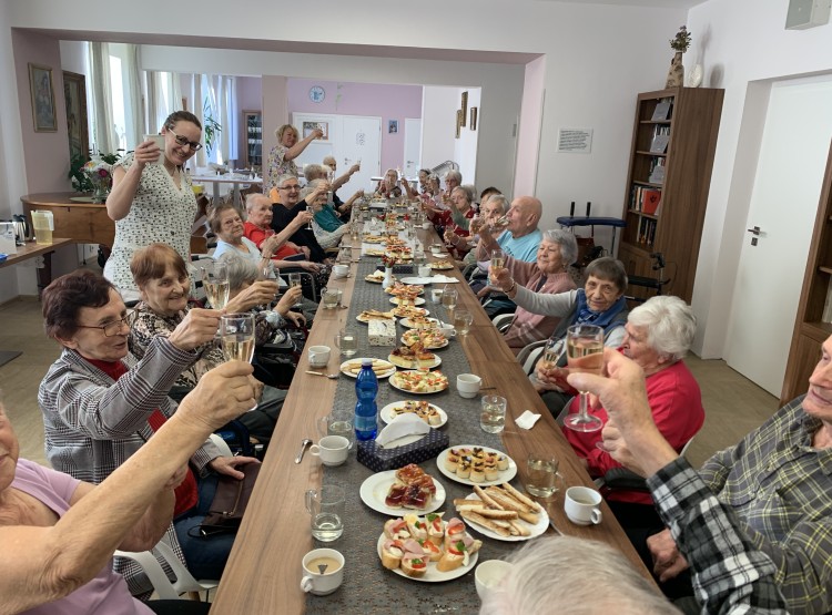 Oslava narozenin pana Kadlečka v Centru sociálních služeb Emausy