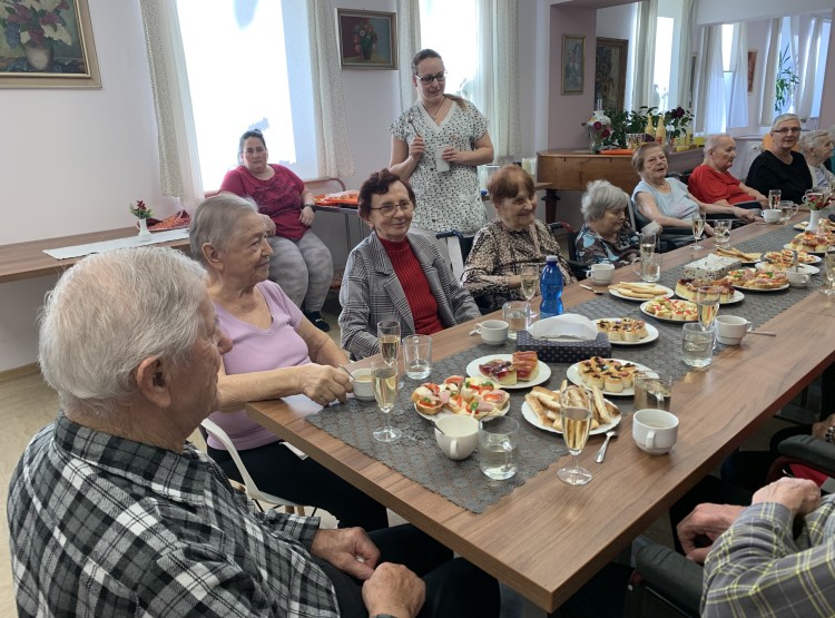 Oslava narozenin pana Kadlečka v Centru sociálních služeb Emausy