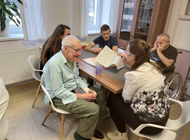 Studenti ČAG v Centru sociálních služeb Emausy