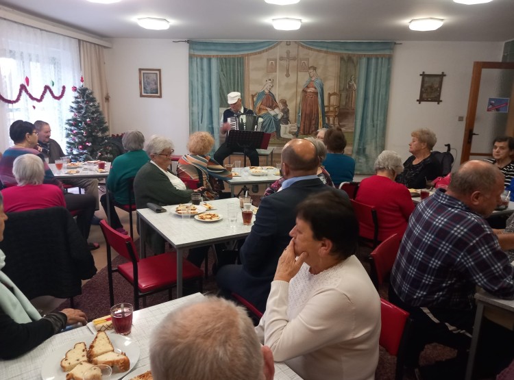 Posezení s harmonikářem Václavem Janečkem na DPS Borovany