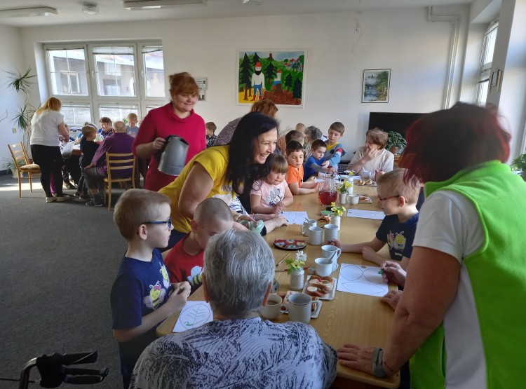 Tvořivé dopoledne v DPS Studená4. dubna 2024 nás v Domě s pečovatelskou službou ve Studené navštívily děti z MŠ Studená. Společně jsme si vytvořili listy na jarní strom. Děti nám přinesly již vyrobené papírové kytičky. Dále jsme si společně užili mot