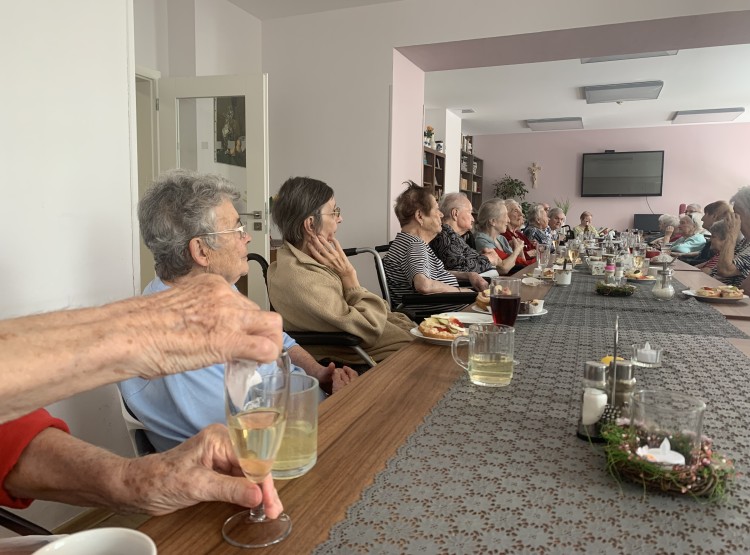 Narozeninová oslava paní Jitky Lukschové  v Centru sociálních služeb Emausy