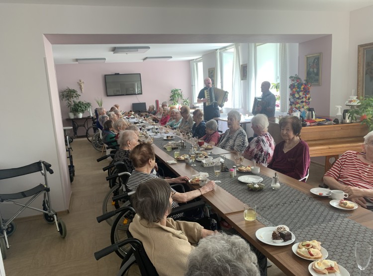 Narozeninová oslava paní Jitky Lukschové  v Centru sociálních služeb Emausy