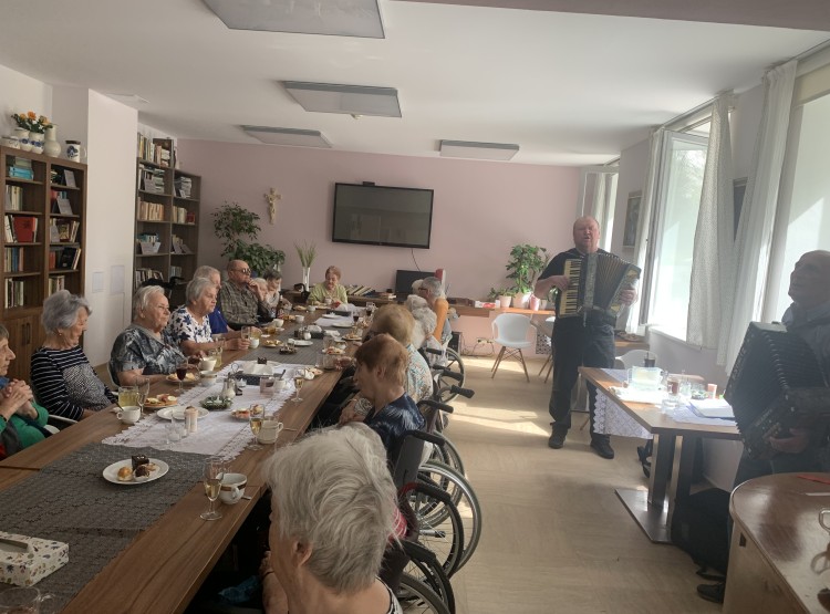 Narozeninová oslava paní Jitky Lukschové  v Centru sociálních služeb Emausy