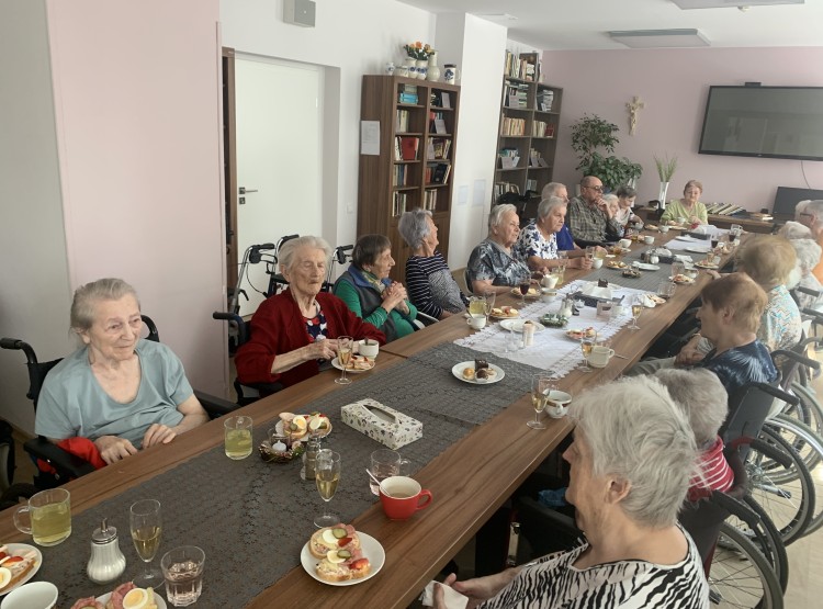 Narozeninová oslava paní Jitky Lukschové  v Centru sociálních služeb Emausy