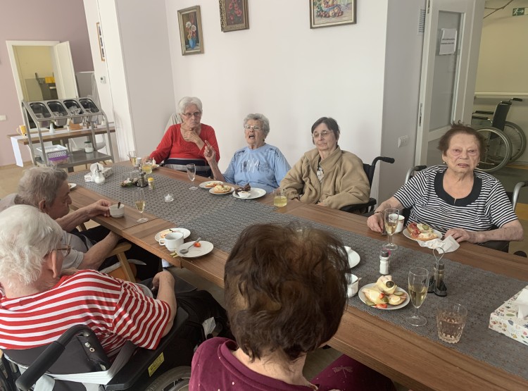 Narozeninová oslava paní Jitky Lukschové  v Centru sociálních služeb Emausy