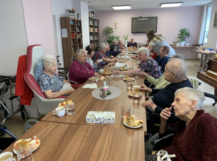 Narozeninová oslava paní Jany Liškové v Centru sociálních služeb Emausy