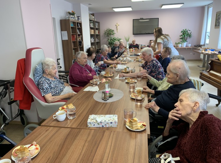 Narozeninová oslava paní Jany Liškové v Centru sociálních služeb Emausy