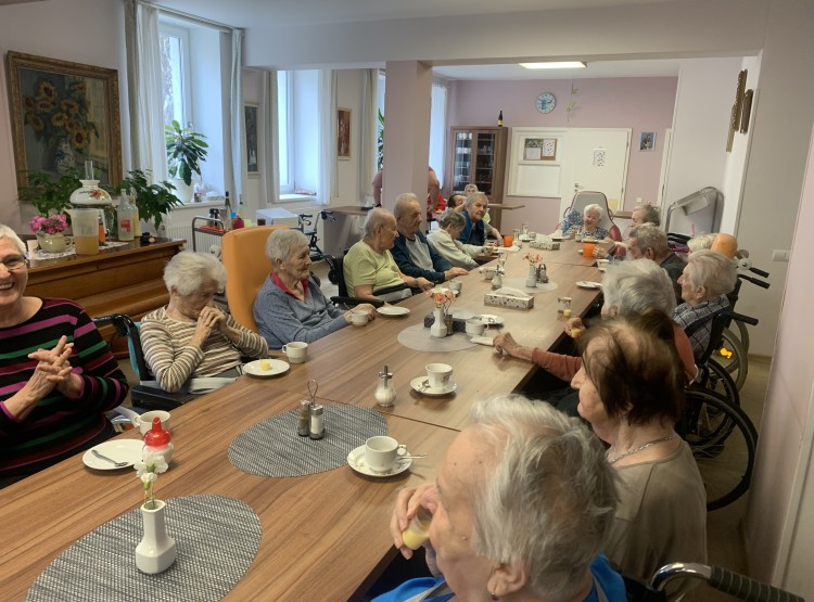 Narozeninová oslava paní Novákové v Centru sociálních služeb Emausy