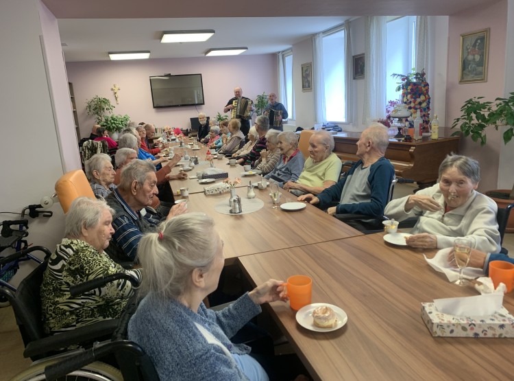 Narozeninová oslava paní Novákové v Centru sociálních služeb Emausy