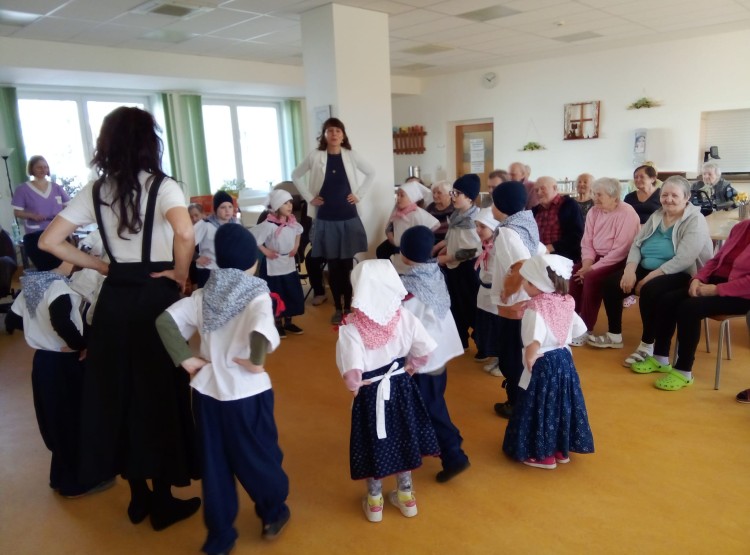 Návštěva dětí z MŠ Pod Smrkem v Domově pro seniory Vysoké Mýto