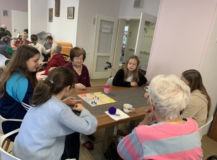 Mezigenerační setkávání se studenty ČAG v Centru sociálních služeb Emausy