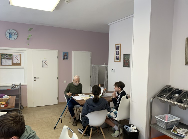 Mezigenerační setkávání se studenty ČAG v Centru sociálních služeb Emausy