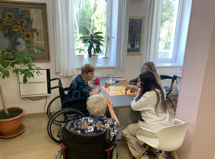 Mezigenerační setkávání se studenty ČAG v Centru sociálních služeb Emausy