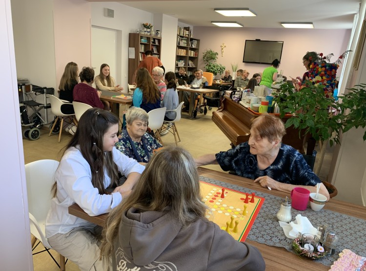 Mezigenerační setkávání se studenty ČAG v Centru sociálních služeb Emausy