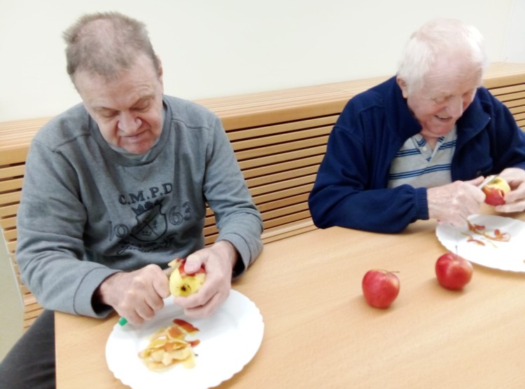 Pečení jablečných řezů v Domově pro seniory Vysoké Mýto