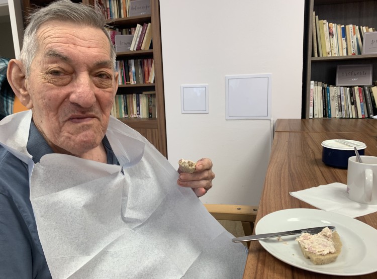Asistované snídaně v Centru sociálních služeb Emausy