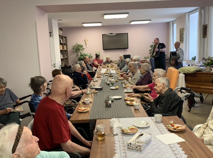 Oslava narozenin pana Kubů v Centru sociálních služeb Emausy