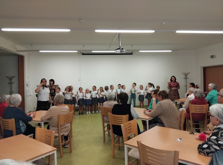 Návštěva dětí z MŠ Bratrská v DPS Dačice