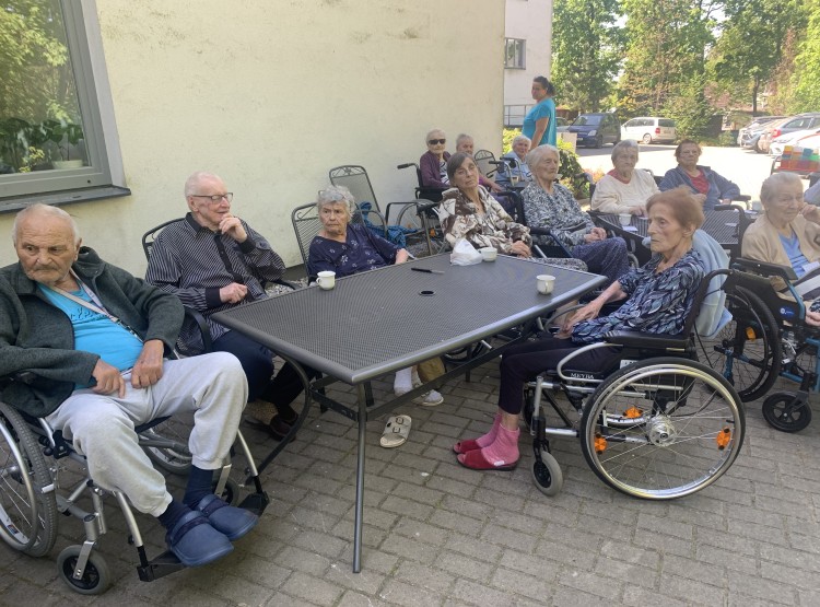 Pálení čarodějnic s opékáním buřtů v Centru sociálních služeb Emausy