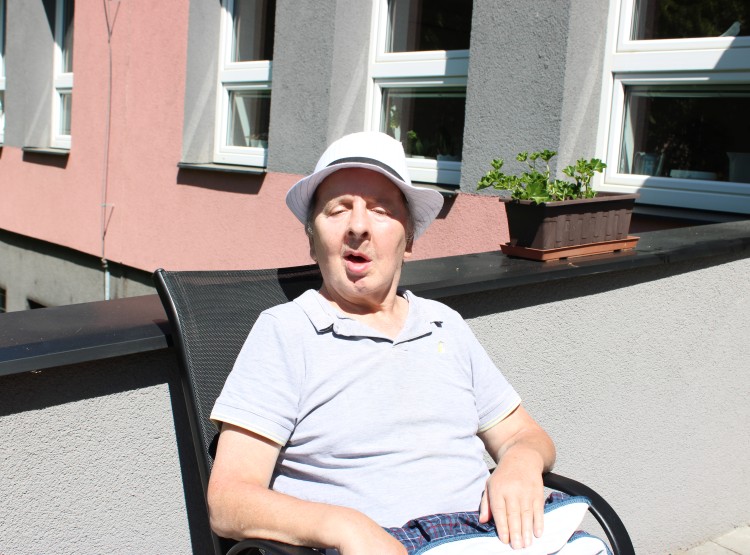 Na terase v Centru sociálních služeb Domus