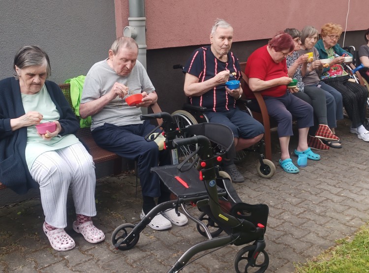 Smažení vaječiny v Centru sociálních služeb Domus