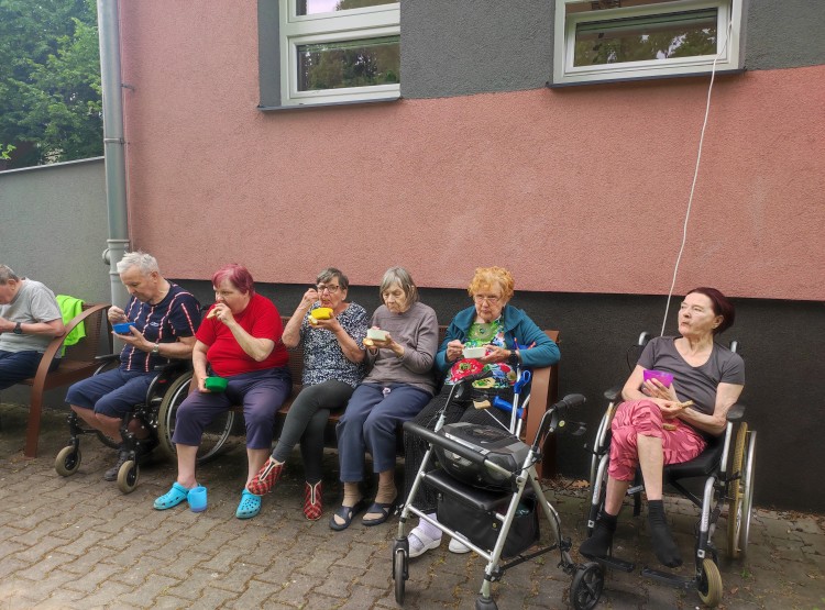 Smažení vaječiny v Centru sociálních služeb Domus