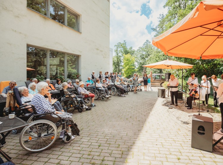Zahradní slavnost v Centru sociálních služeb Emausy