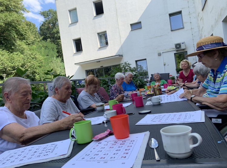 Bingo na terase v Centru sociálních služeb Emausy