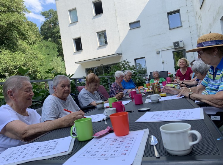 Bingo na terase v Centru sociálních služeb Emausy