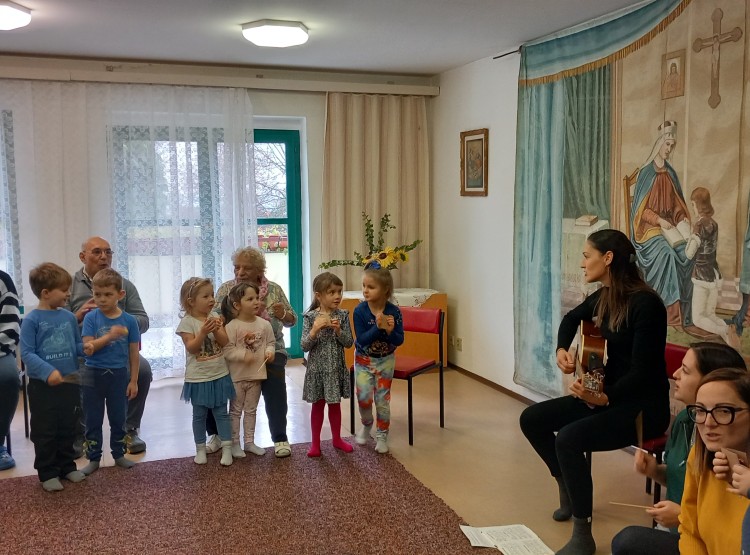 Návštěva dětí z MŠ v Borovanech v Domě s pečovatelskou službou