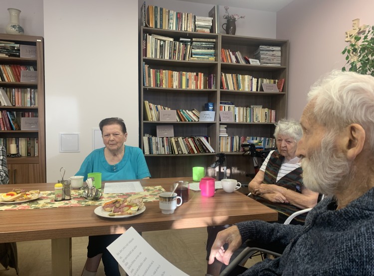 Zpívání s doprovodem Míši Matouškové v Centru sociálních služeb Emausy