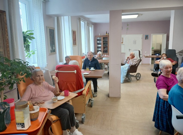 Narozeninová oslava pana Bedřicha Kadlečka v Centru sociálních služeb Emausy