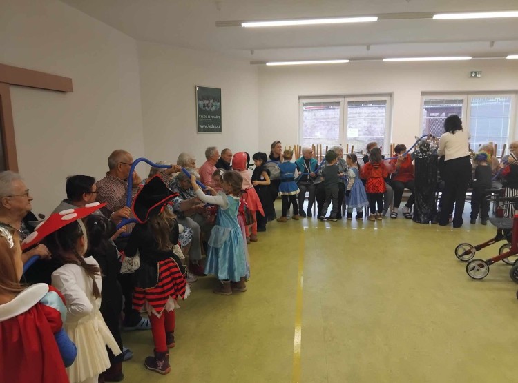 Masopustní návštěva v domě s pečovatelskou službou v Dačicích